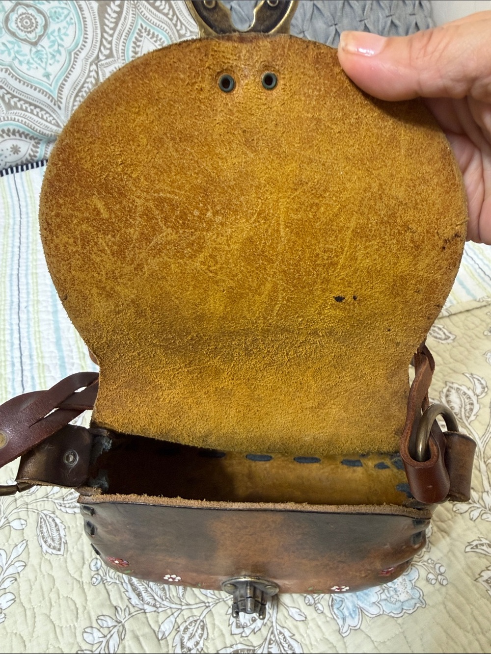 Vintage 70s leather Hand-Tooled Floral Crossbody bag by Canale - Picture 12 of 16